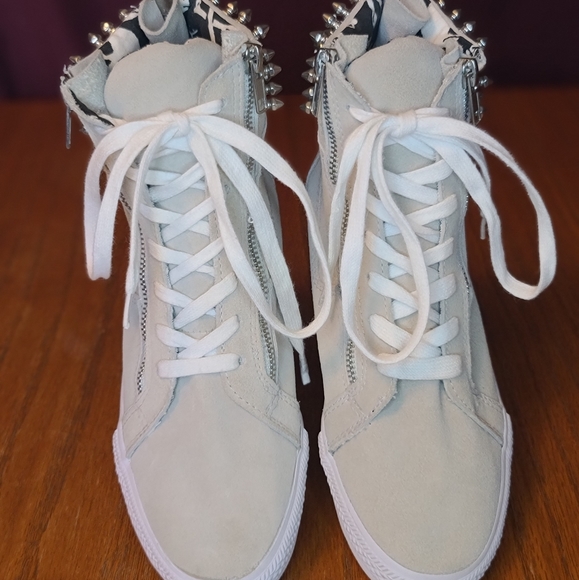 Betsey Johnson Creme Suede Zipper Sneakers 7 - Picture 6 of 7